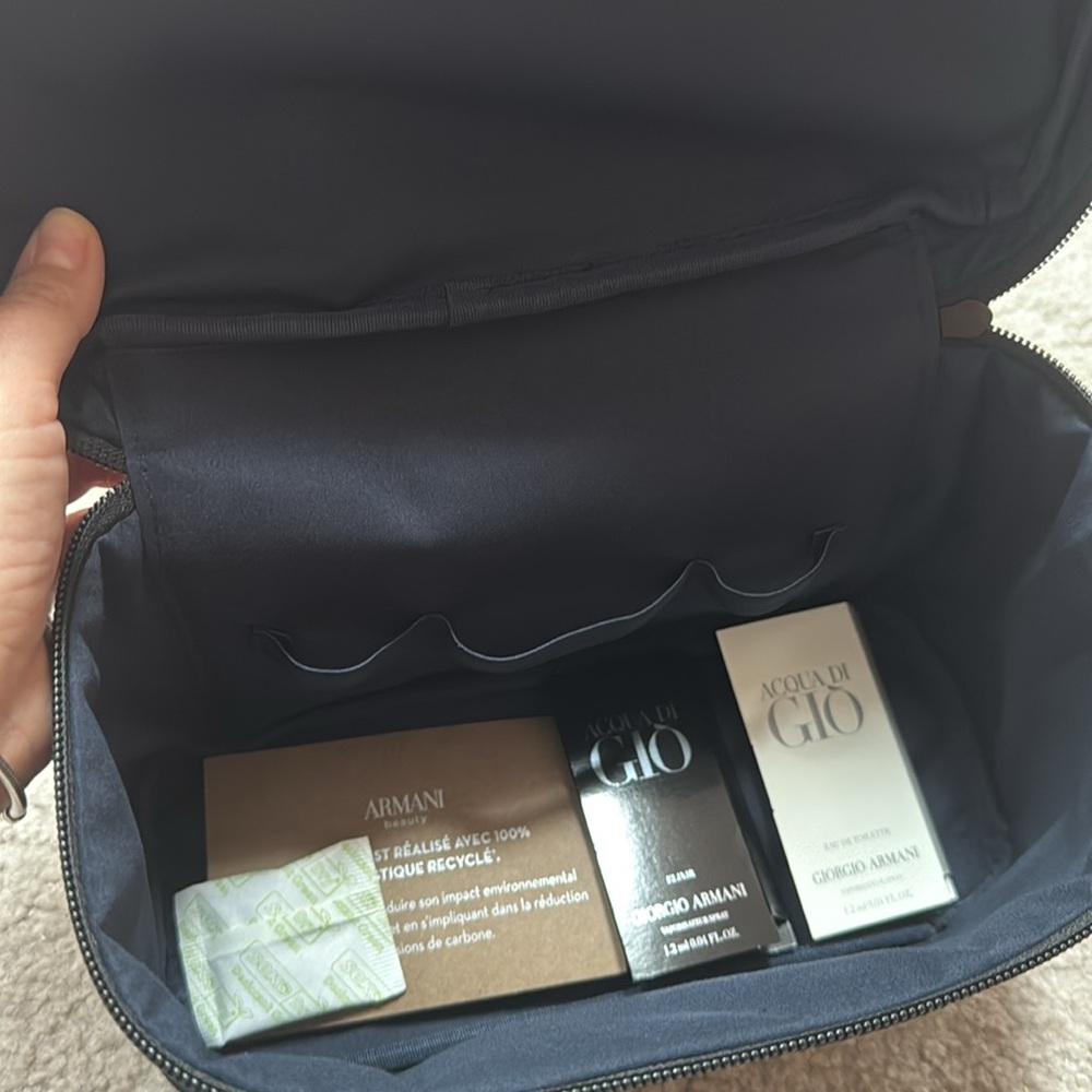 Armani toiletry bag with 2 samples + gift box - Picture 2 of 8